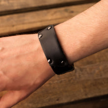 Load image into Gallery viewer, Leather bracelet Cheops | Black color
